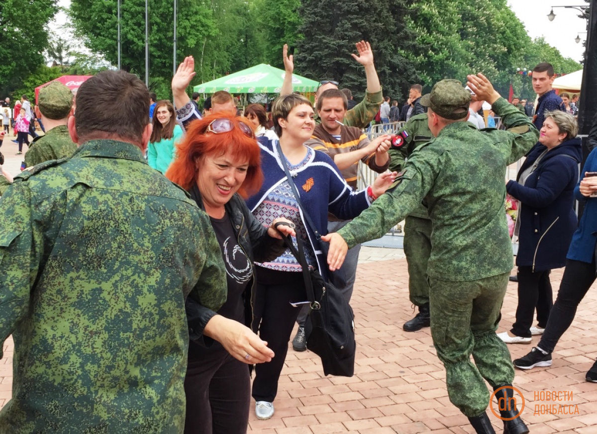 "В Донецке активные боевые действия", - оккупанты РФ внезапно "отменили" майские праздники