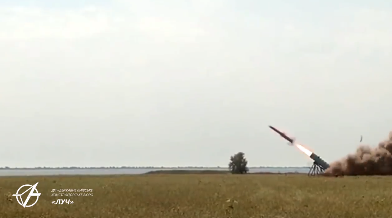 Яркие кадры испытаний новой украинской ракеты "Нептун" попали в Сеть 