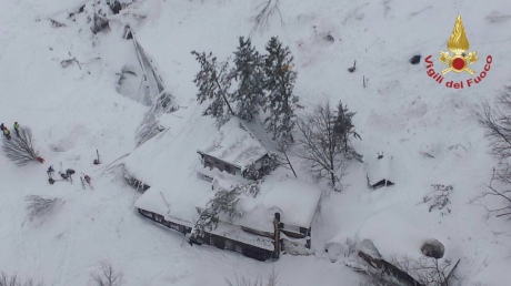 Чудовищные последствия схода лавины в Италии: невероятно сильный поток снега снес отель Rigopiano на 10 метров
