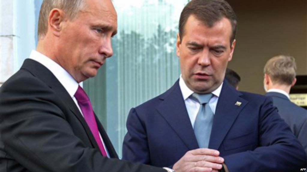 "Медведева подставили. Он расстроился и запил. Путин снова использовал его как "мальчика для битья", - социолог
