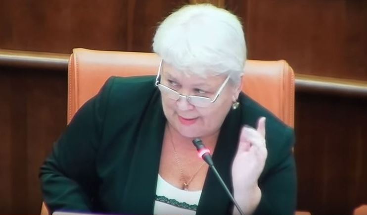 "За базаром следи, гон*он несчастный", - российская чиновница дала урок россиянам разговора "по фене" прямо на заседании Заксобрания, - кадры