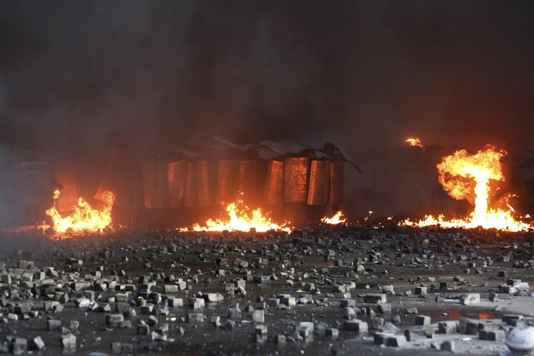 Прямая видео трансляция из Киева. Майдан: горят шины, бросают "коктейли Молотова"