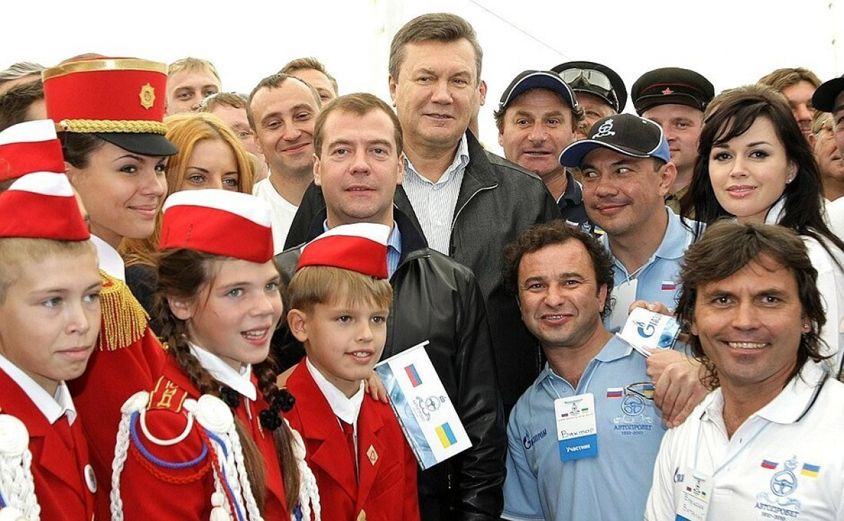 СМИ: Янукович мог "сглазить" Заворотнюк: появилось фото встречи актрисы и сбежавшего экс-президента