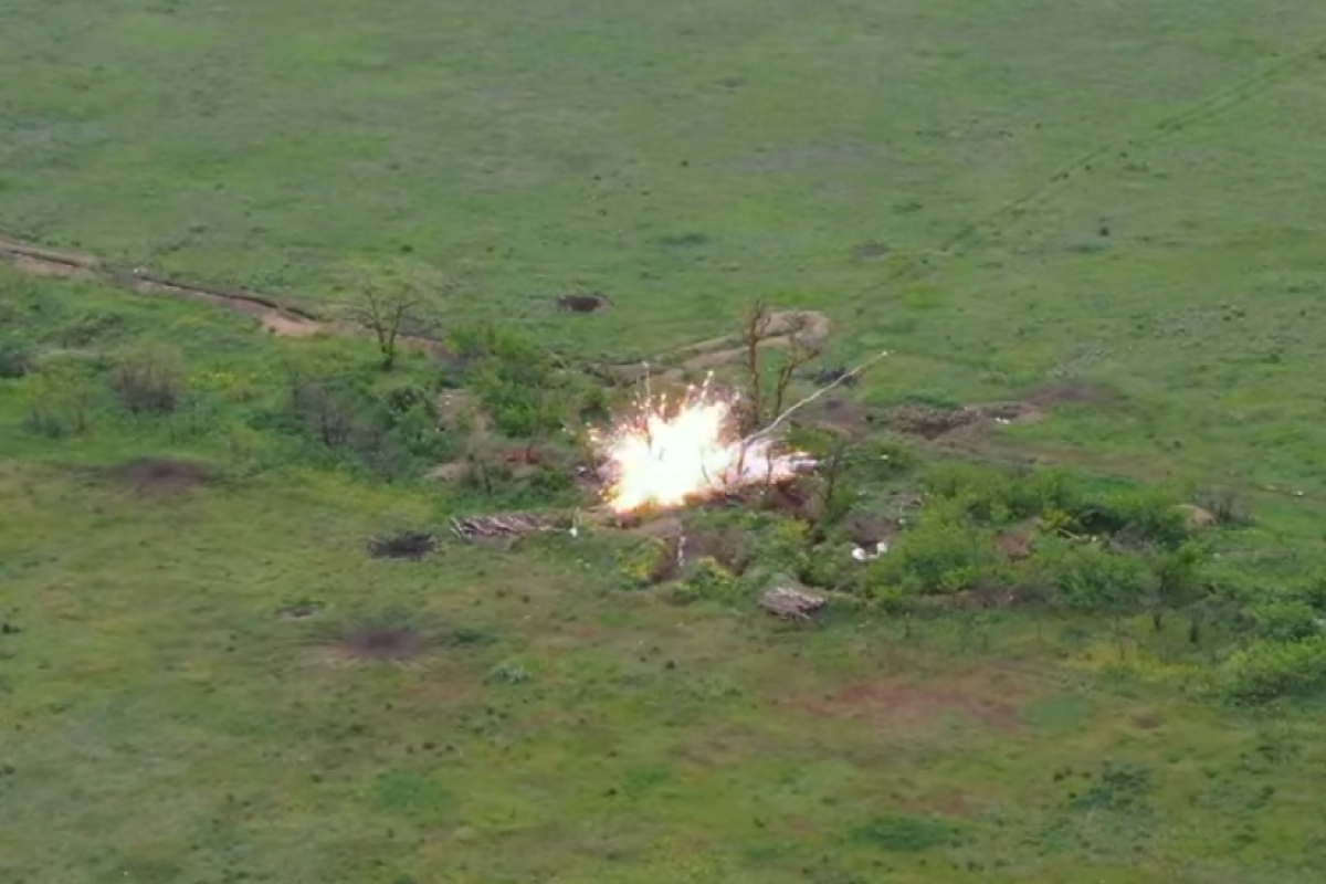 Мощные взрывы на позиции "Л/ДНР" попали на видео - дрон зафиксировал ЧП у боевиков