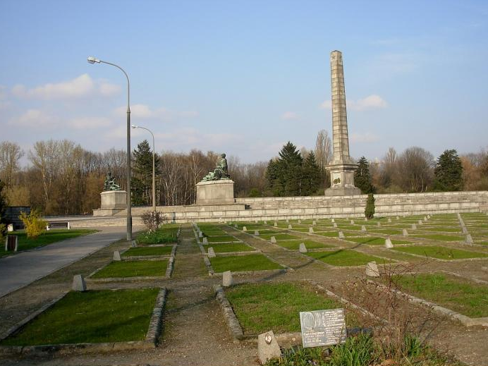 В столице Польши злоумышленники осквернили кладбище-мавзолей советских солдат 