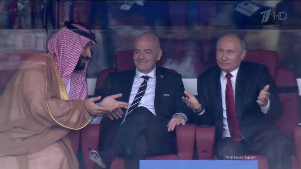 "Он не извиняется!" - Песков раскрыл "тайну жестов Путина" во время матча россиян с саудитами 