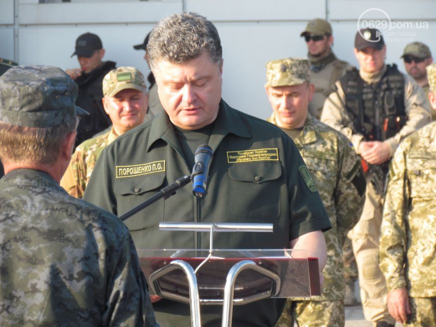 Порошенко в Мариуполе встретился с военными и пообещал поговорить с Путиным