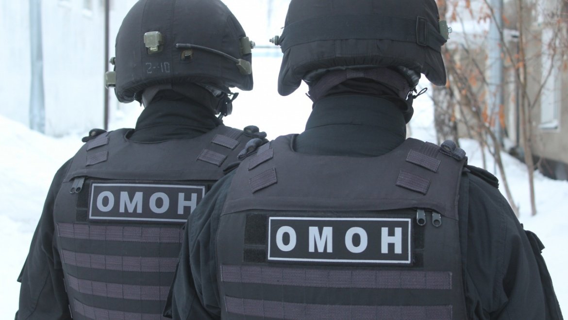 В России сотрудники ОМОНа умудрились проехать 130 километров несколькими авто ради пол-ящика мандаринов от МВД