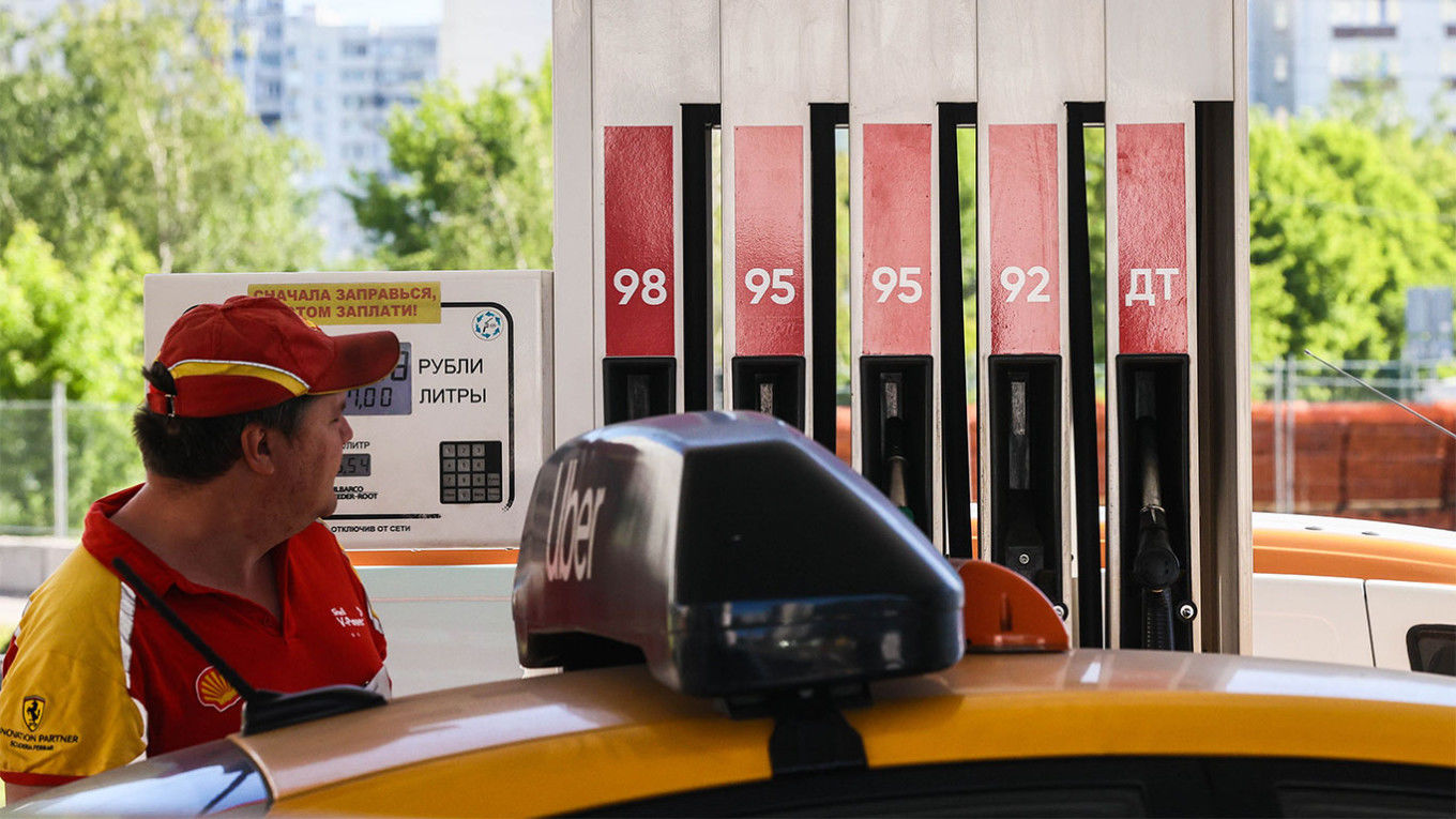 Ціни на бензин у РФ б'ють нові рекорди: експерти озвучили корінь проблеми
