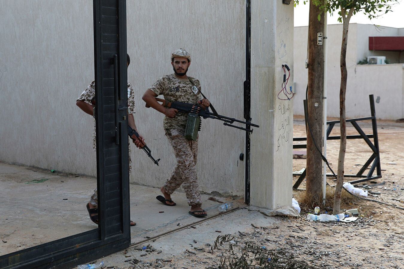 ЗМІ: у Лівії будівлю уряду захопили військові – перші кадри 