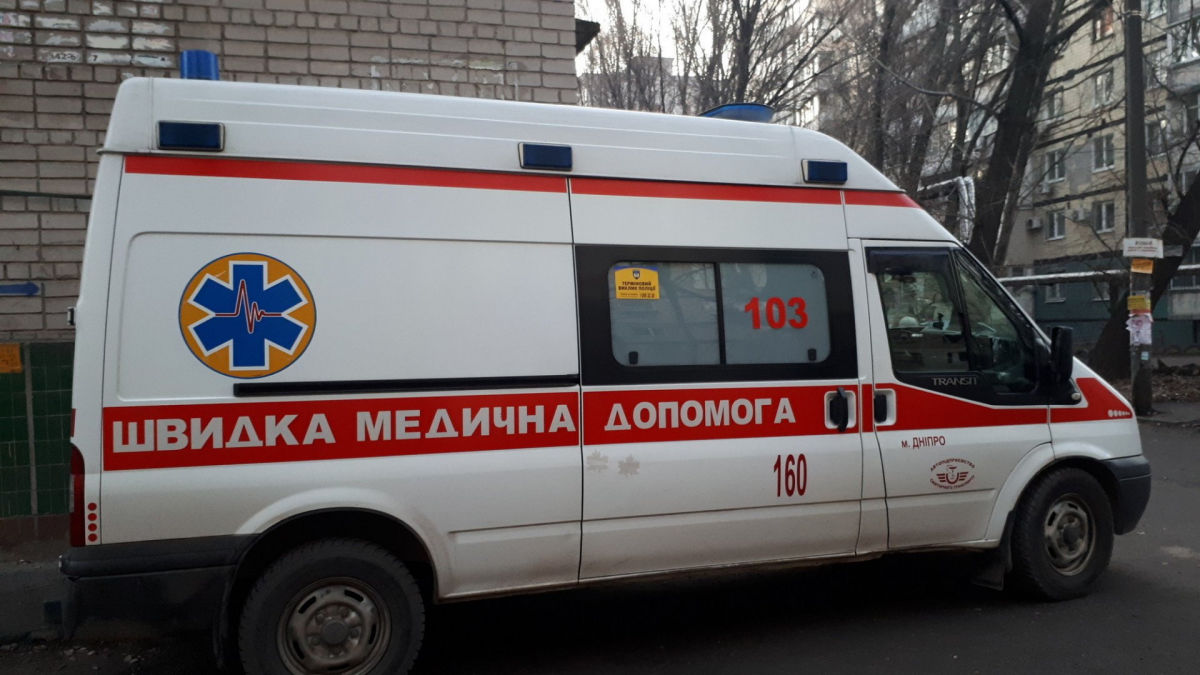 В Киеве в квартире семья и врачи скорой отравились неизвестным веществом - госпитализированы все 6 человек, место оцеплено ГосЧС