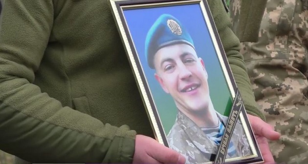 "Такие молодые... Не верится, что мальчиков уже нет": сотни людей провожали на Днепропетровщине в последний путь погибших на Донбассе Героев Михаила Калихалина и Андрея Павленко, - кадры