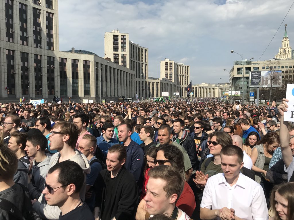 "Путин - вор!" - опубликовано видео, как тысячи россиян заполонили центр Москвы с требованием к президенту РФ