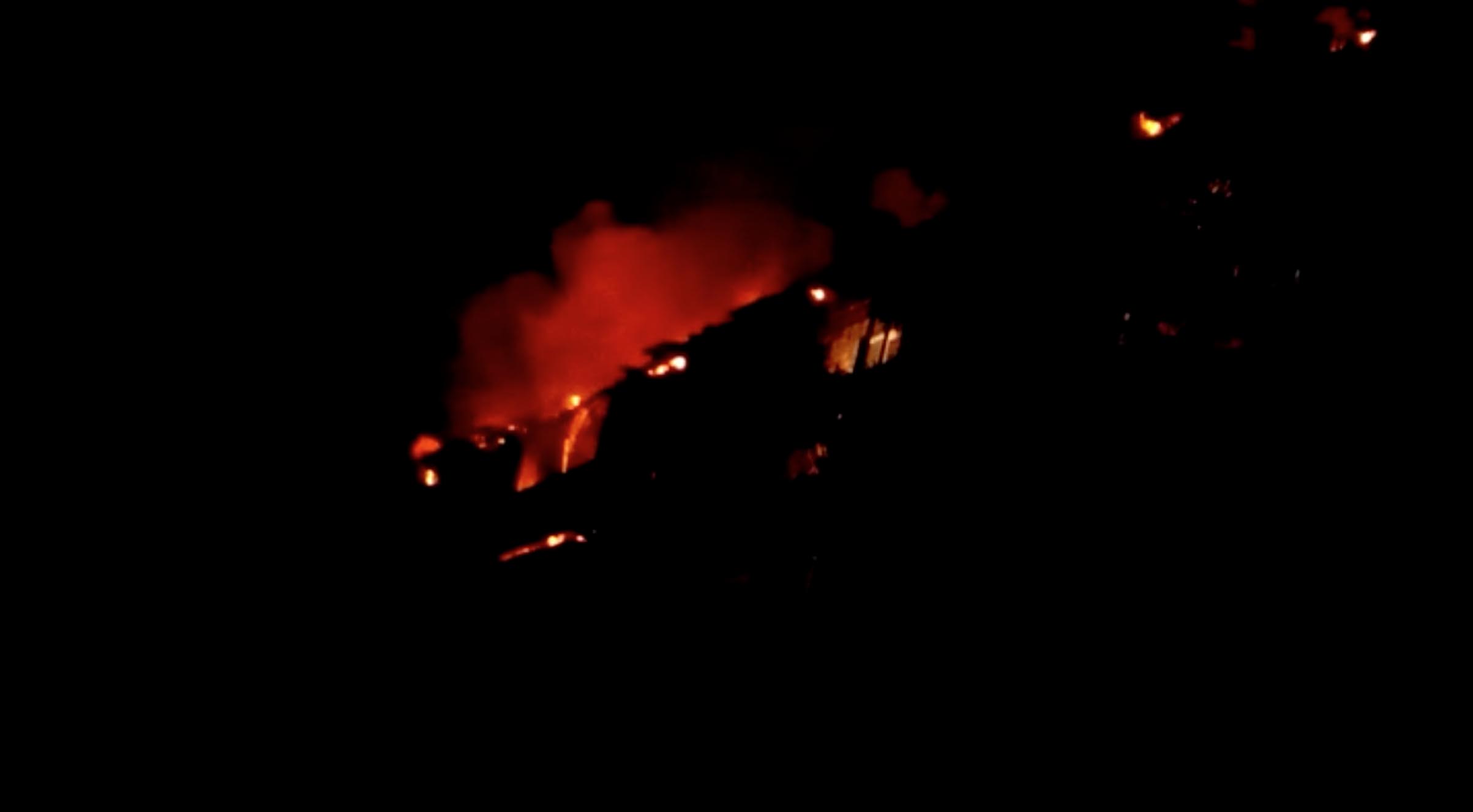 ​Ночной обстрел Донецка: на Путиловке после попадания снаряда загорелся дом - жильцов эвакуировали