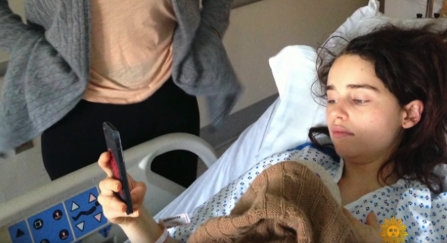 Актриса "Игры престолов" находилась при смерти: Эмилия Кларк впервые показала фото после сложнейших операций на мозге