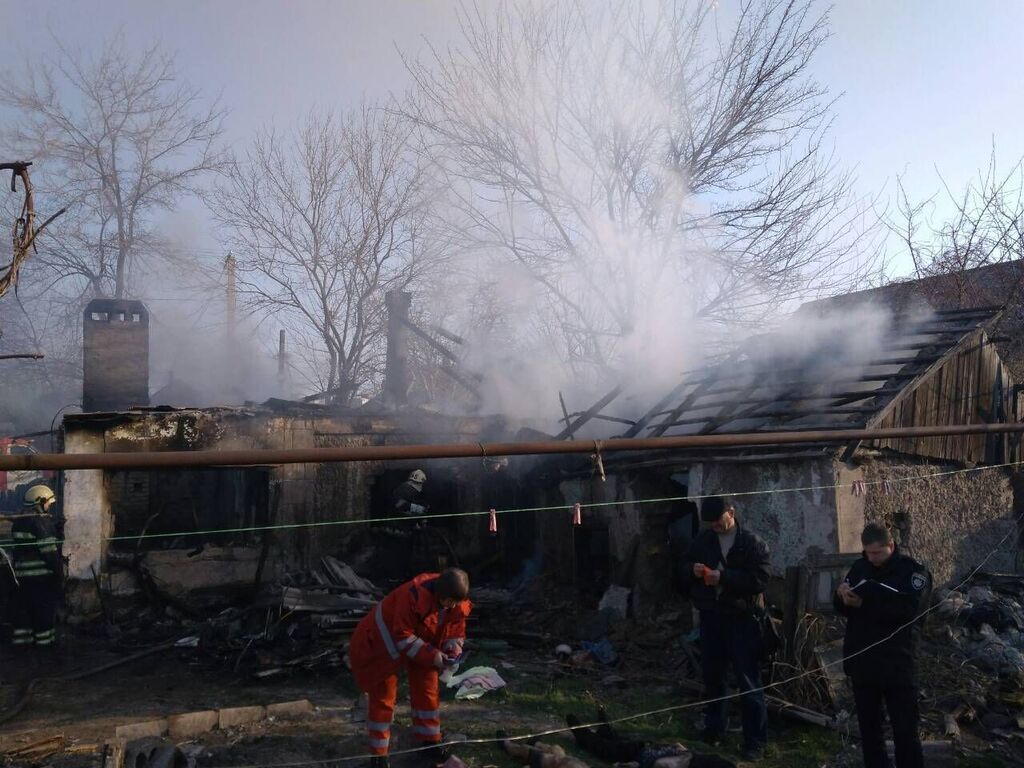 В Кривом Роге пожар полностью уничтожил дом: много погибших, найдены тела детей - кадры