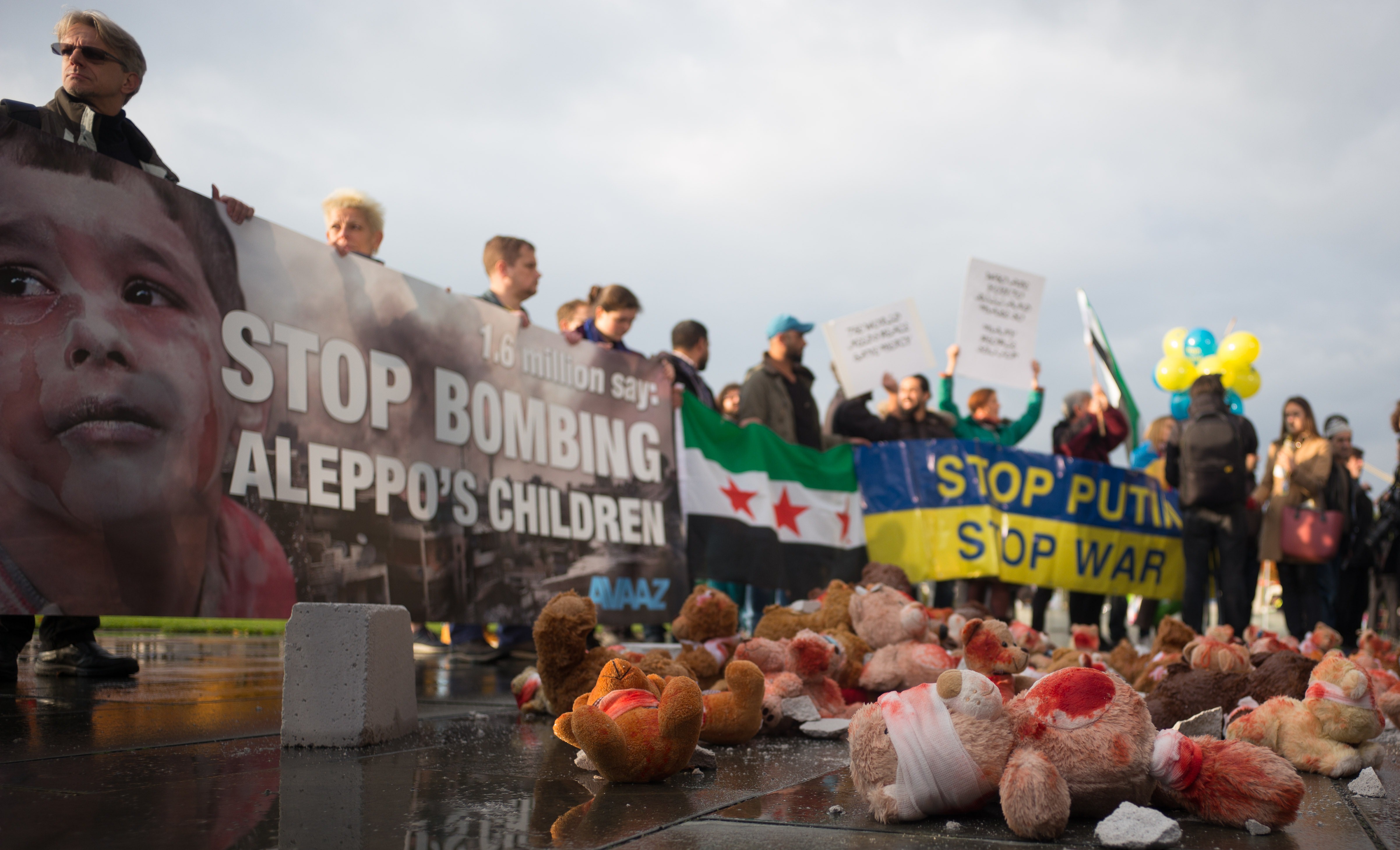 "Херр Путин, уезжай назад!" – украинские и сирийские демонстранты объединились и устроили антипутинскую акцию в Берлине (эксклюзивные фото)