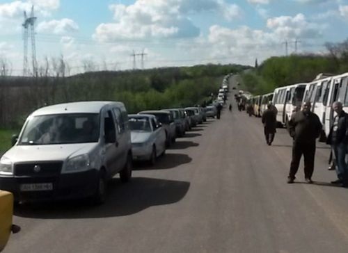 ​На выездах из Донецка в пробке стоят сотни машин – люди выезжают с вещами