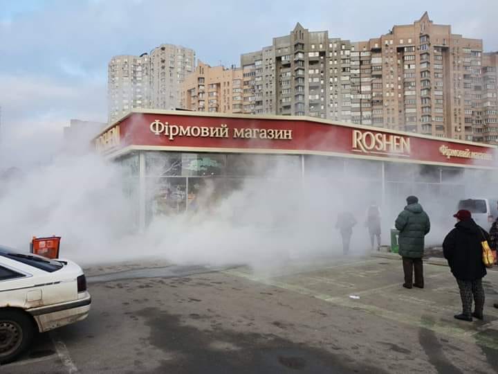 В Киеве горел магазин Roshen: очевидцы заявляют о криминальном следе происшествия - кадры