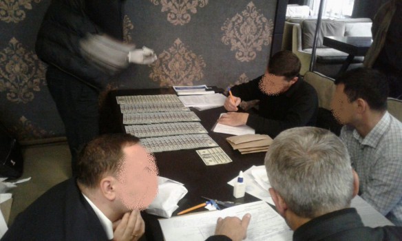 Прокурор и депутат Одесского облсовета "погорели" на крупной взятке: СБУ задержала чиновников при получении более 1 млн гривен - кадры