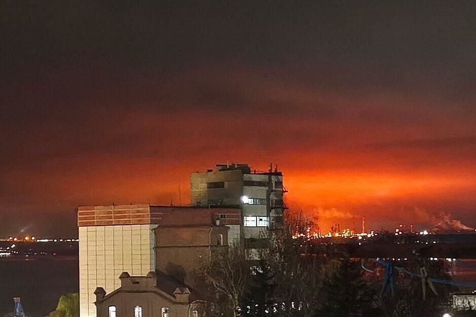 БПЛА второй раз за неделю прилетели "в гости" к Саратовскому НПЗ – россияне в восторге, завод горит