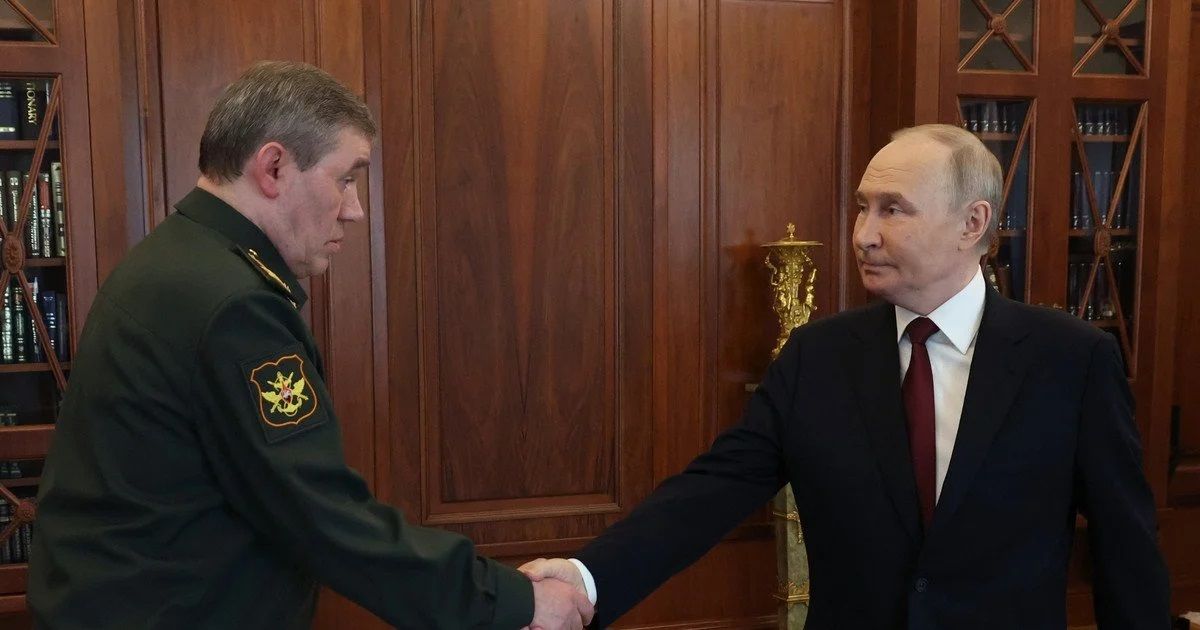 "А Путин надел бы камуфляж и сам бы проехал", – россиянка посоветовала диктатору отправиться на фронт