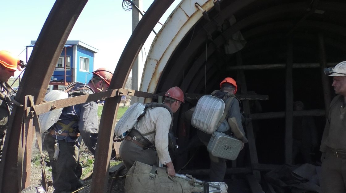 Власти "ЛНР" позвали российских спасателей на взорвавшуюся шахту "Схидкарбон", а те добирались целые сутки – новые подробности трагедии