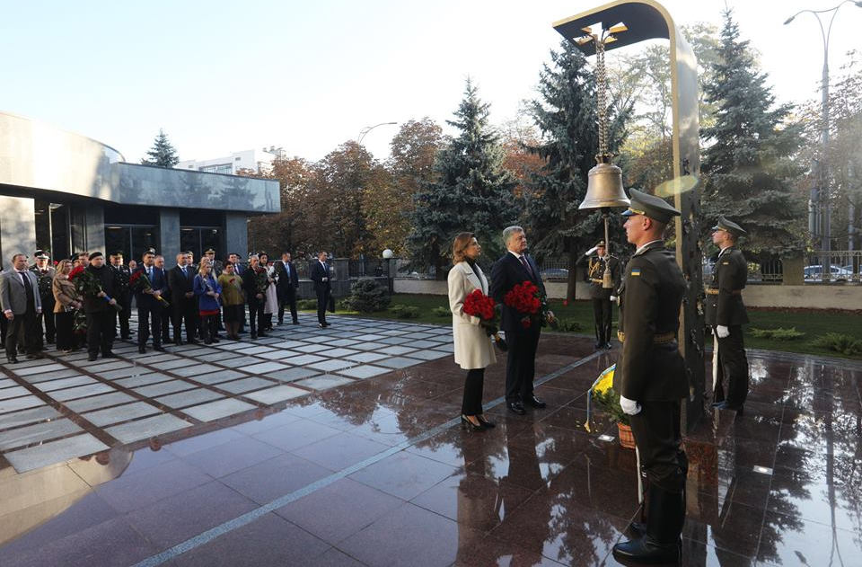 ​Памятный колокол скорби звучит впервые в Киеве: Порошенко открыл Мемориал погибшим Героям