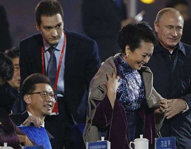 Песков объяснил, зачем Путин дал плед первой леди КНР