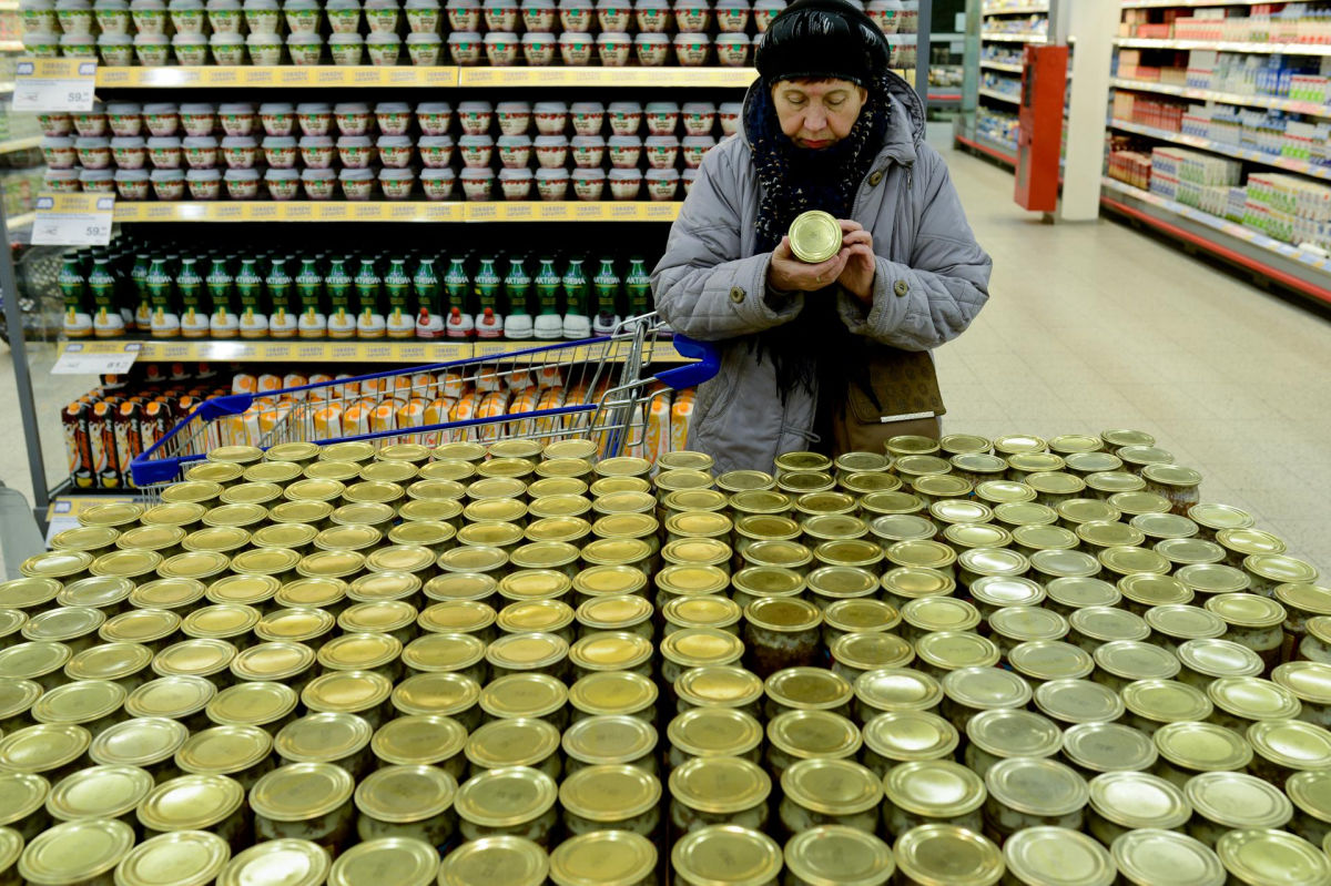 Санкции, девальвация рубля и потребительский ажиотаж раздувают в РФ пожар инфляции 