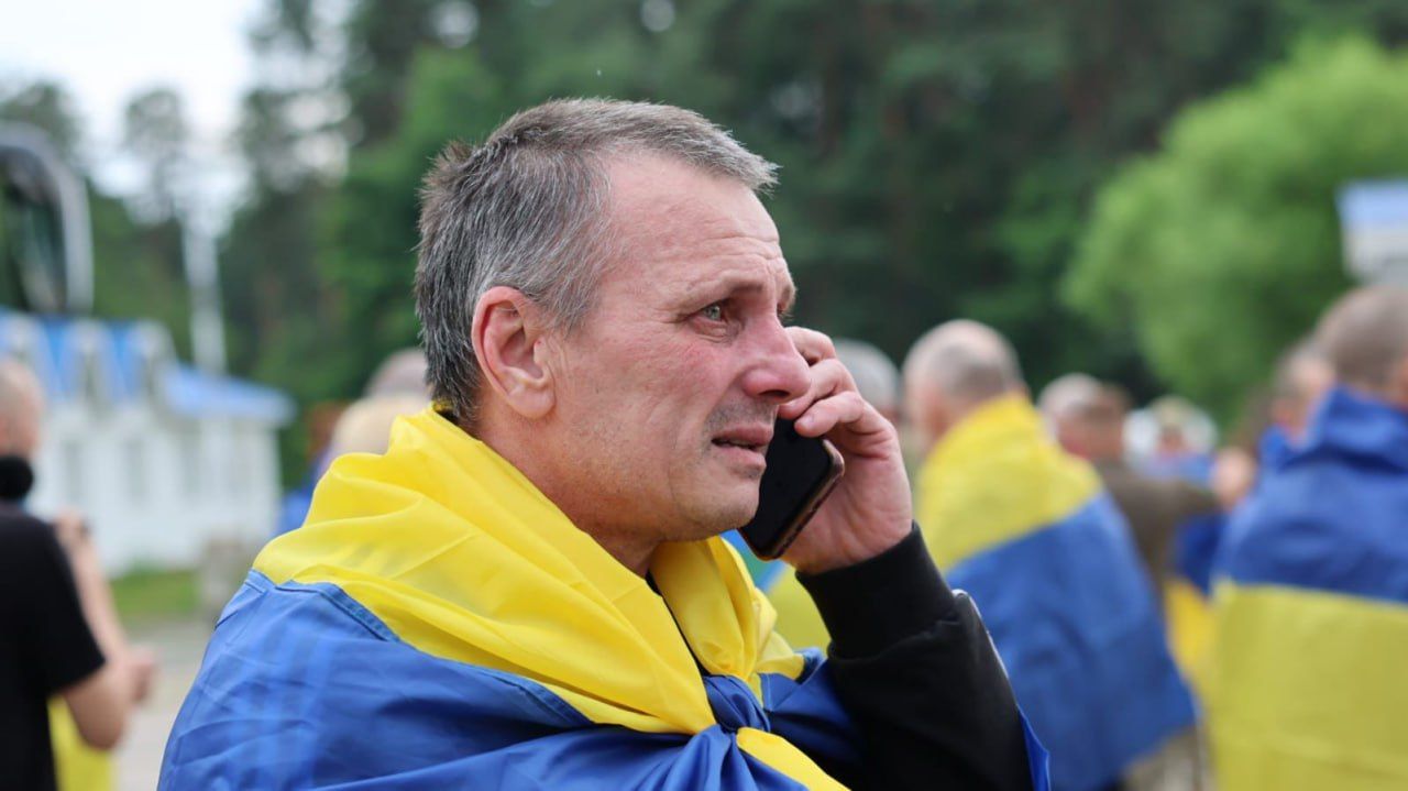 Ще один обмін полоненими: додому повернулися військові та цивільні, які перебували у полоні у РФ з 2022 року, – Зеленський