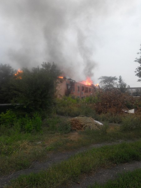 Как горит попавшее под обстрел здание суда в Макеевке