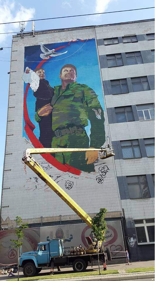 В Донецке на здании ДонНТУ появилось граффити с изображением боевика 
