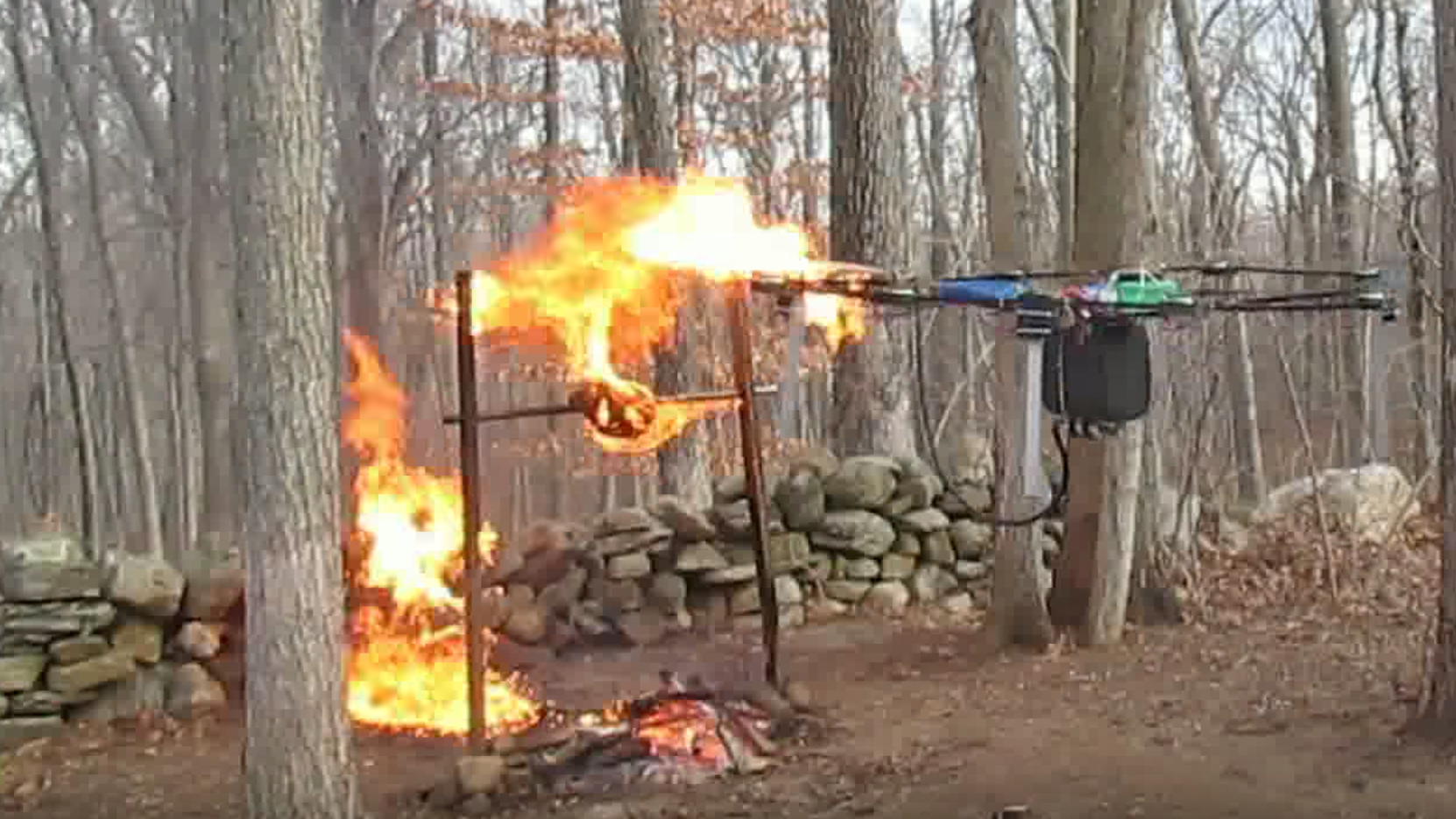 Власти США увидели угрозу в созданных студентом дронах с пистолетом и огнеметом: началось судебное разбирательство