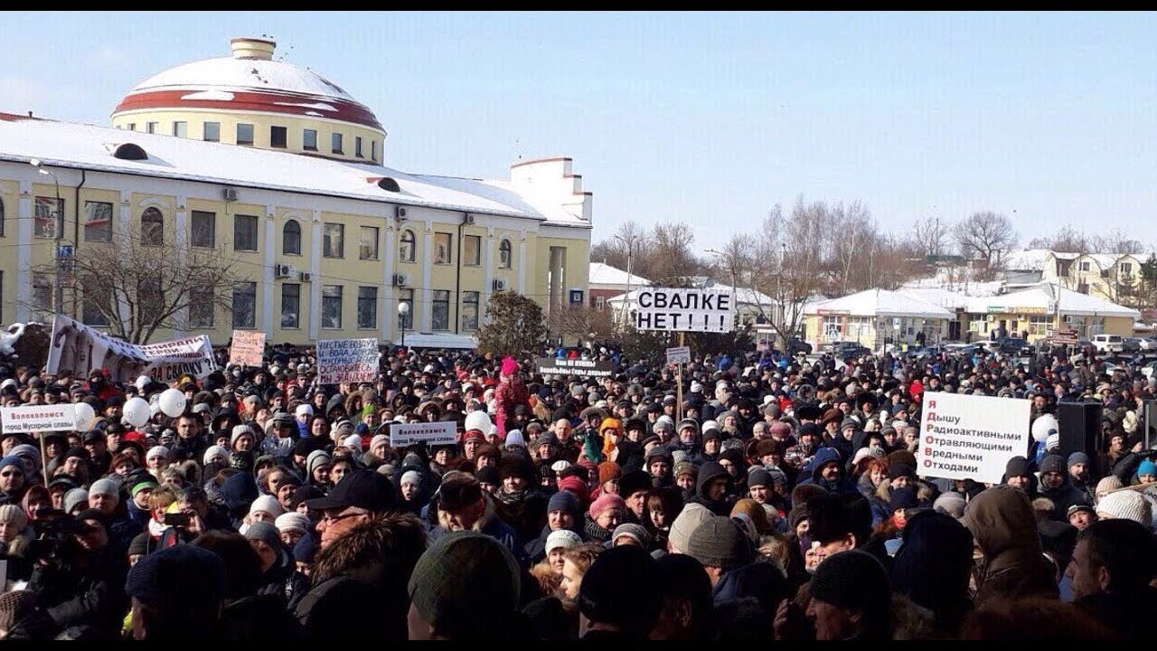 Стихийный митинг в Волоколамске достиг точки кипения, люди задыхаются - в Кремле, испугавшись, объявили о вводе режима ЧС: кадры 