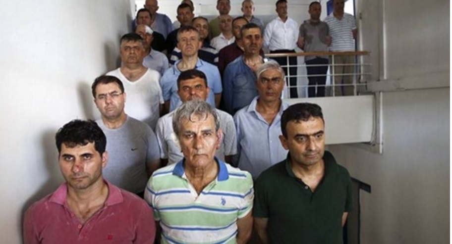 Провальный путч в Турции: в Сети появились кадры с избитыми и задержанными высокопоставленными генералами 