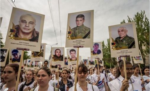 "Захарченко следующий": портреты убитых главарей "ДНР" в "Бессмертном полку" поразили соцсети