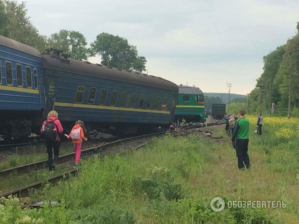 Столкновение двух поездов под Нежино: люди спешно покидали место катастрофы, появились первые фото и видео с места ЧП