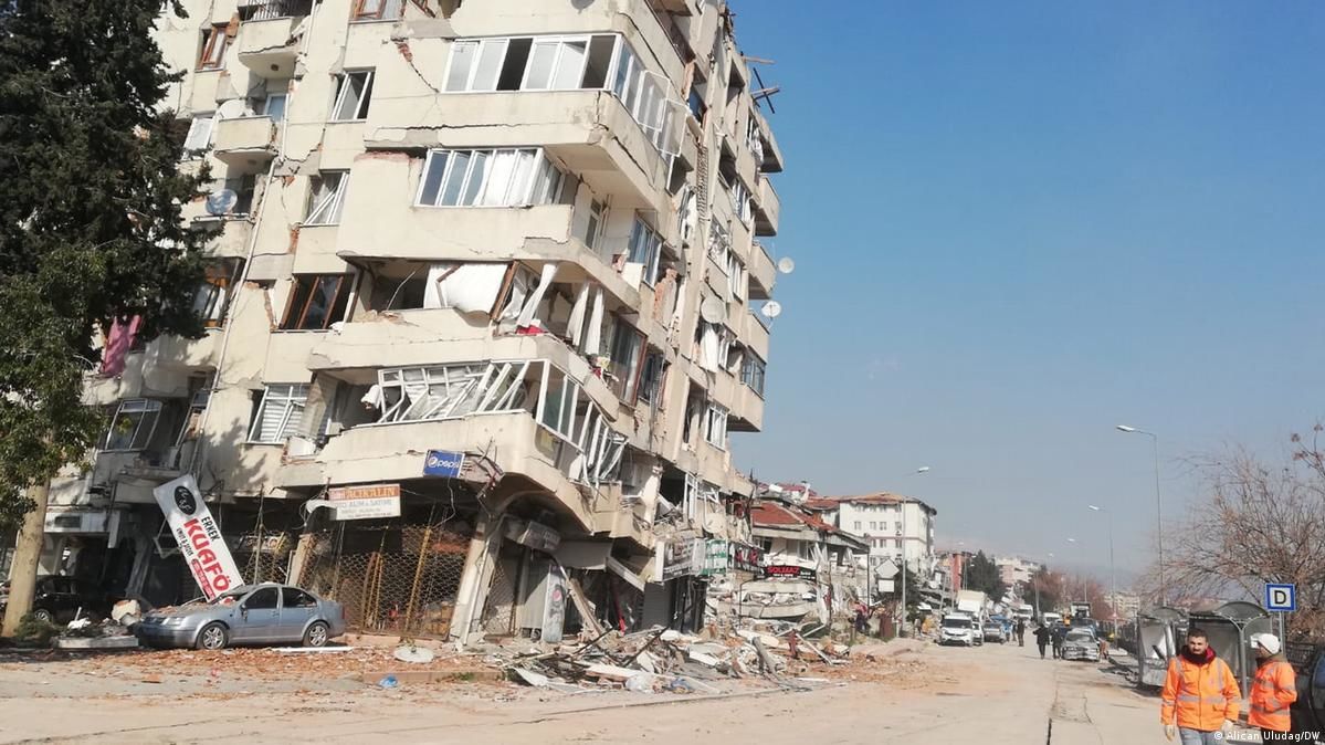 ​В Турции местный житель броском камня снес пострадавший при землетрясении дом, кадры