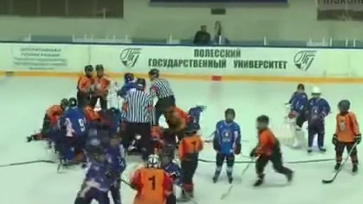 Стенка на стенку: Детские хоккейные команды из Украины и Беларуси устроили драку по-взрослому
