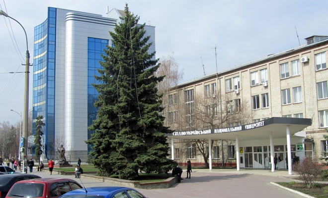 Луганские студенты требуют от Яценюка выплатить долги по стипендии и обеспечить условиями обучения