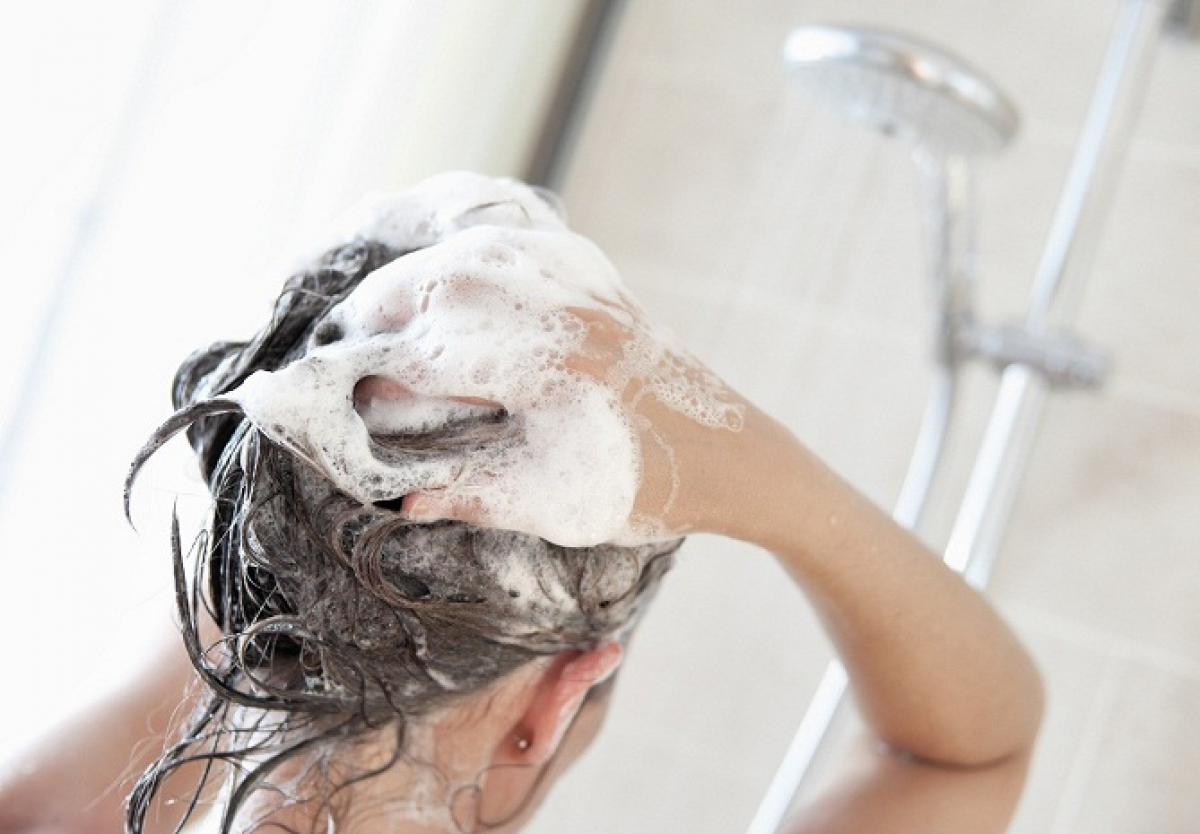 Как спасти волосы и перестать их мыть каждый день: полезный лайфхак косметолога