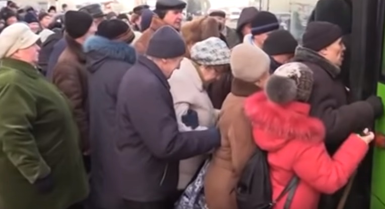 "Безусловно, это видео доказывает, как в Украине "унижают" и "притесняют" жителей оккупированного Донбасса", - в Сети показали, как луганчане штурмуют автобусы, чтобы поехать навстречу "хунте". Кадры