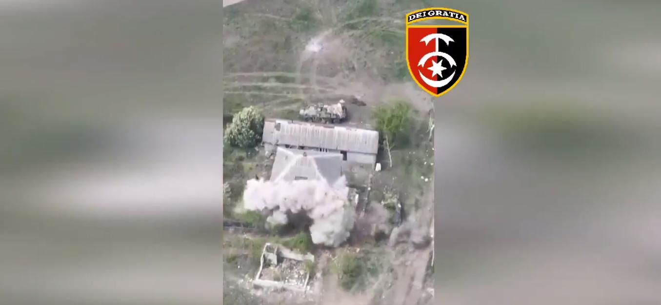 Уничтожение штаба десанта РФ вместе с БТРами и танком попало на видео