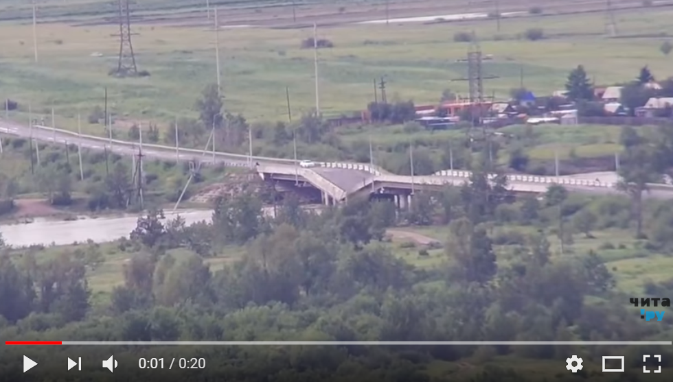 В России из-за паводка рухнул автомобильный мост в Чите: опубликовано видео обрушения