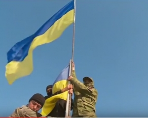 Участники блокады Крыма подняли украинский флаг, несмотря на угрозы российских пограничников