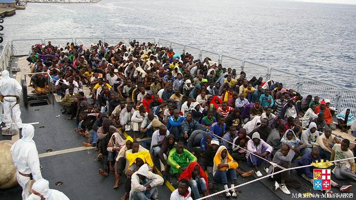 Итальянские моряки спасли более 900 беженцев 