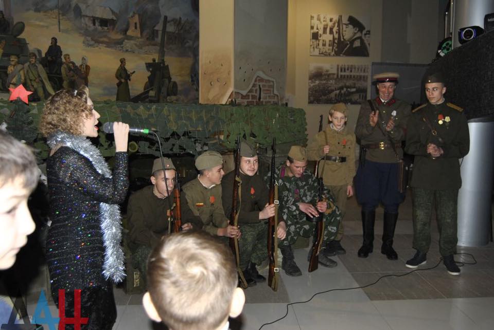 ​“Сначала "реконструировали" на Донбассе фронт, теперь - Новый год на фронте”, - Голобуцкий заметил знаковое событие в Донецке