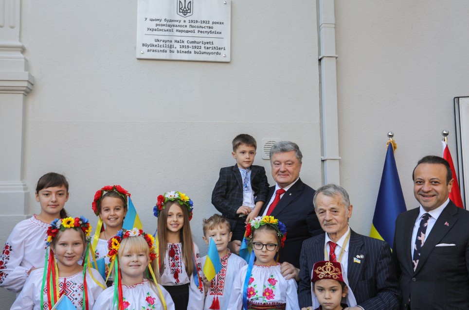 ​Кремль "потерял дар речи": Порошенко совместно с турецкими дипломатами открыл мемориал УНР в Стамбуле