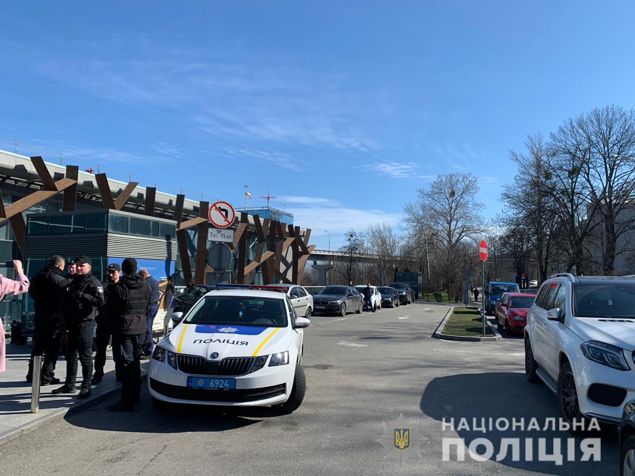 Около 50 участников "Нацкорпуса" окружили вход Печерского райотдела в ответ на задержание ветеранов "Азова" за потасовку с Сивохо